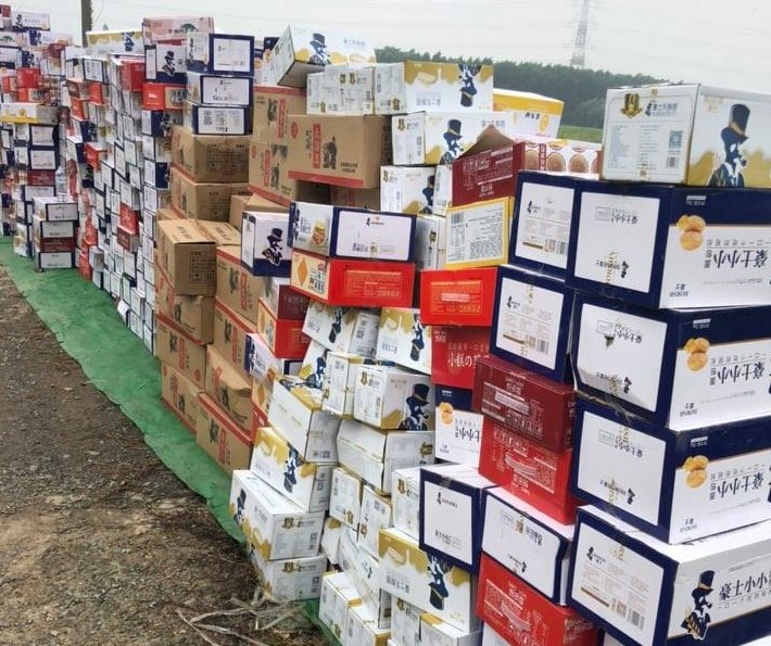 Toàn bộ số hàng bị tạm giữ để tiếp tục xác minh làm rõ. Ảnh: Lực lượng chức năng cung cấp.