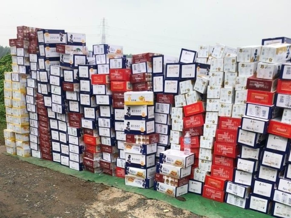 Hàng ngàn bánh bông lan ngoại chưa rõ nguồn gốc xuất xứ bị tạm giữ. Ảnh: Lực lượng chức năng cung cấp Hàng ngàn bánh bông lan ngoại chưa rõ nguồn gốc xuất xứ bị tạm giữ. Ảnh: Lực lượng chức năng cung cấp