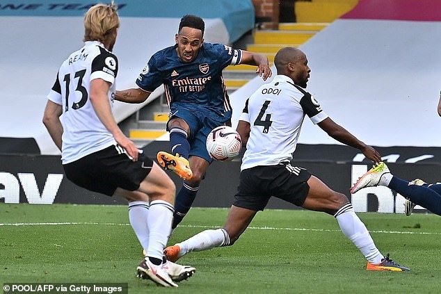 Aubameyang lập siêu phẩm. Ảnh: Getty.