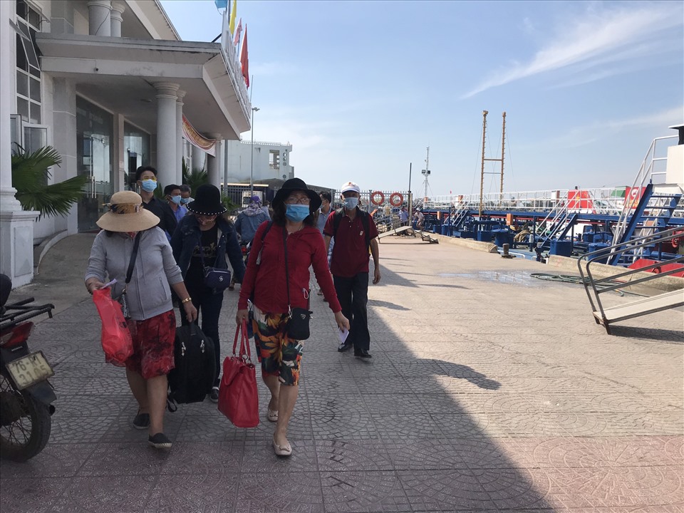Các phương tiện vận tải hành khách từ cảng Sa Kì - Lý Sơn sẽ dừng hoạt động từ 13 giờ ngày 17.9 để tránh bão số 5. Ảnh: Thanh Chung