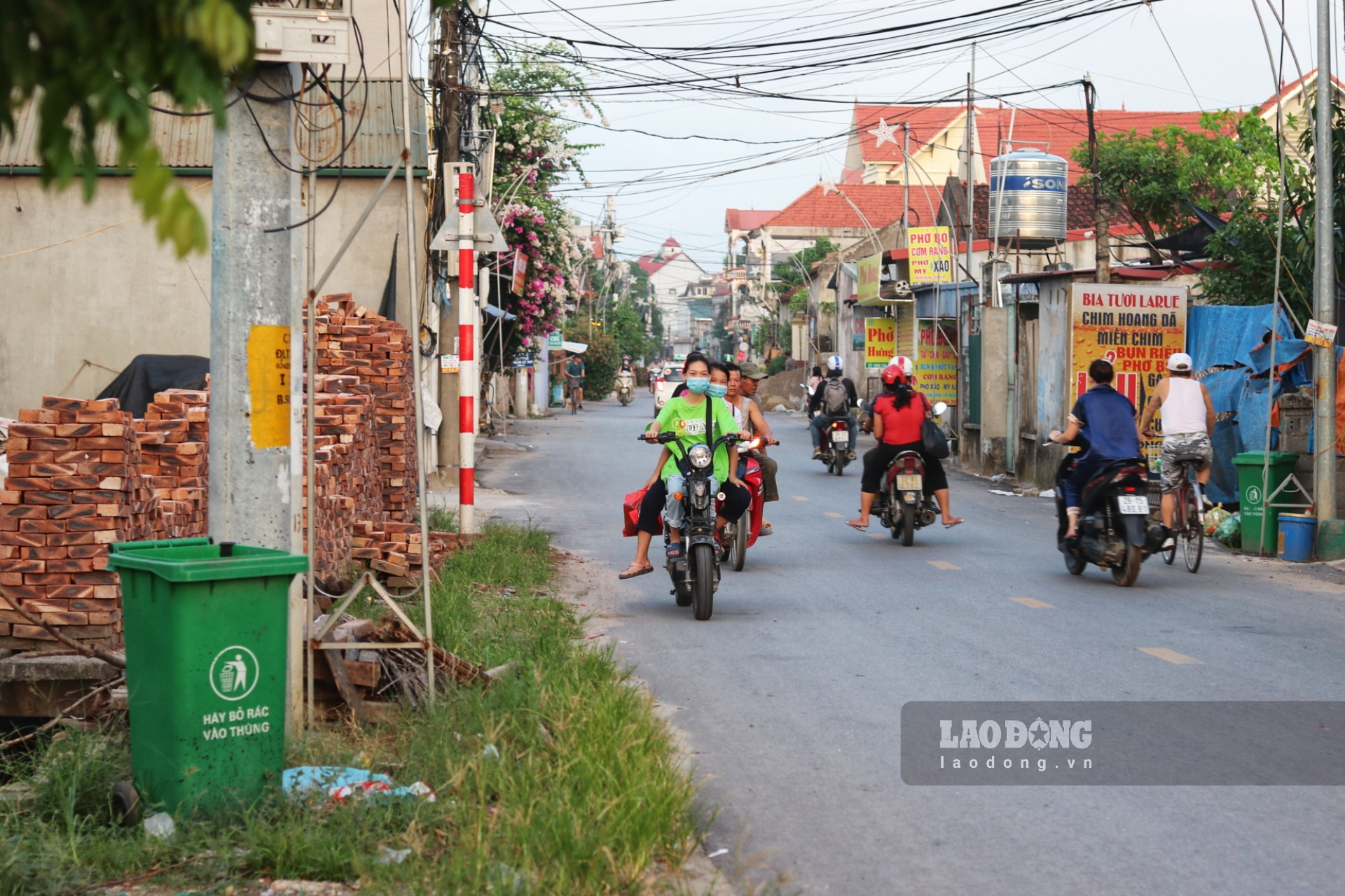 Tuyến đường ở xã Ninh Sở gọn gàng, sạch đẹp.