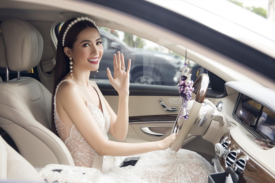 Người đẹp không chỉ có nhẫn kim cương 5,5 tỉ đồng mà còn sở hữu chiếc xế hộp sang. Ảnh: NSCC