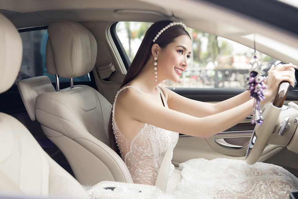 Người đẹp không chỉ có nhẫn kim cương 5,5 tỉ đồng mà còn sở hữu chiếc xế hộp sang. Ảnh: NSCC
