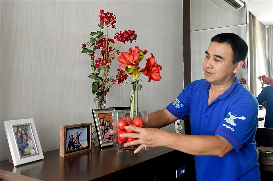 Nam MC Quyền Linh cắm hoa và bài trí nhà cửa khi rảnh rỗi. Ảnh: Đắc Long