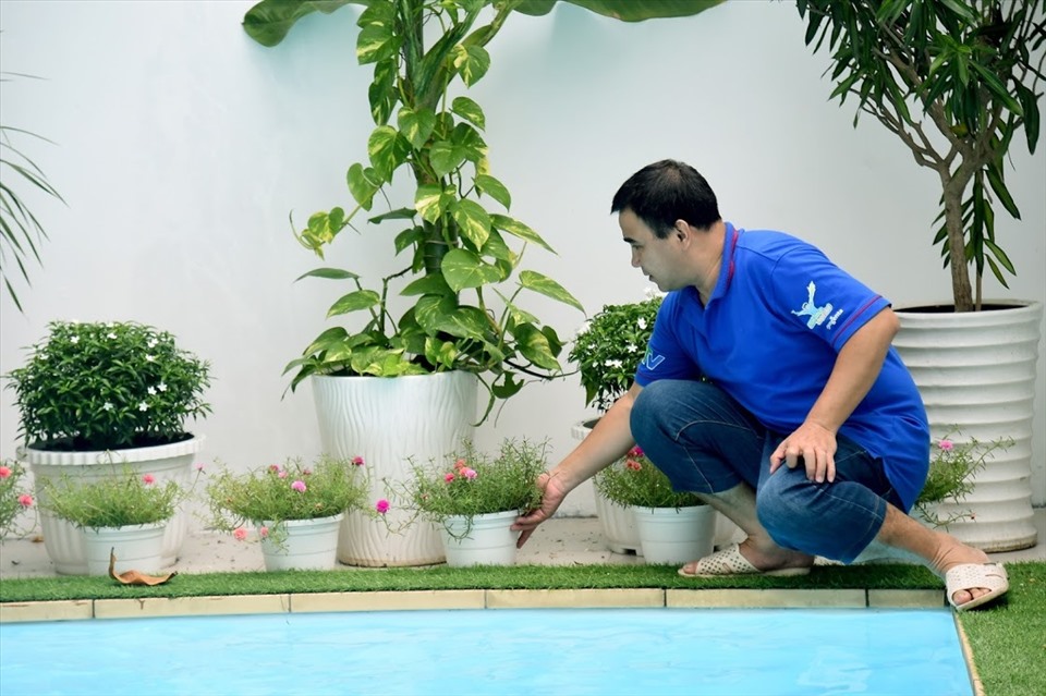 Quyền Linh còn dọn dẹp hồ bơi, bài trí các chậu cây cảnh lớn tại khu vực này để tăng thêm sự tươi mát. Ảnh: Đắc Long