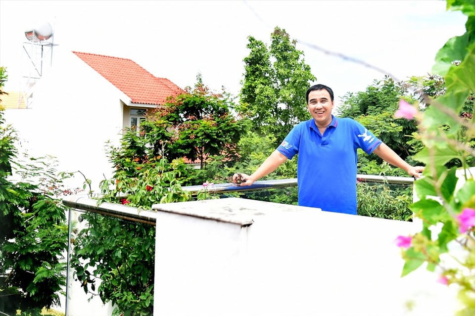 Quyền Linh có cả khu vườn dưới đất và trên sân thượng. Ảnh: Đắc Long