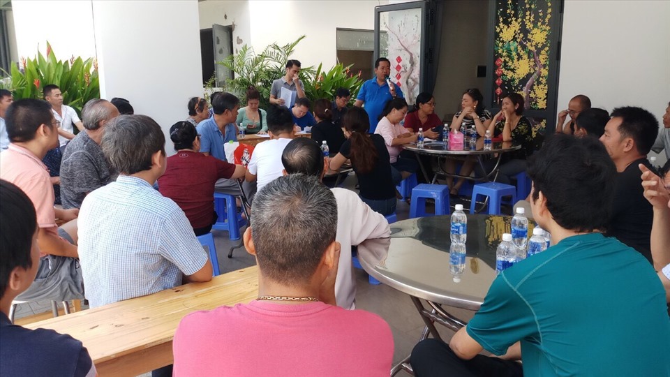 Cư dân họp bàn bầu ra ban đại diện. Ảnh: Cư dân cung cấp