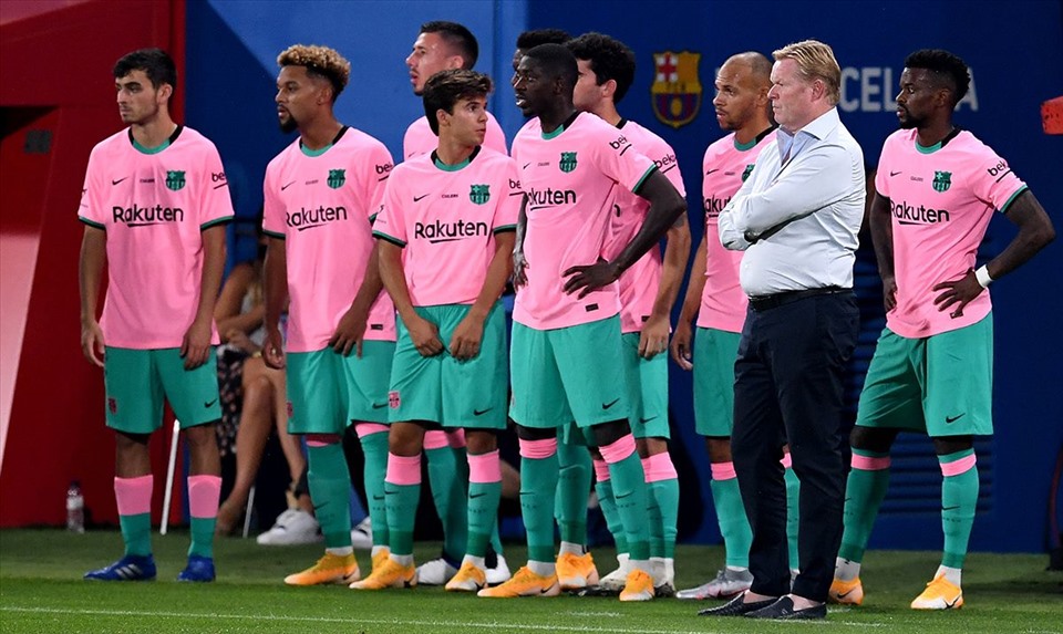 Nếu Barca chưa giải quyết xong với cựu huấn luyện viên Quique Setien, Koeman sẽ phải ngồi khán đài khi đón tiếp Villarreal. Ảnh: FCB
