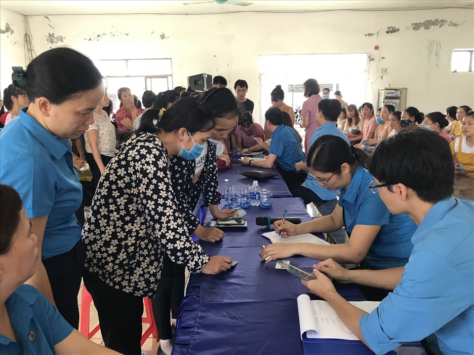 Cán bộ công đoàn các khu công nghiệp phát kinh phí hỗ trợ công nhân lao động bị ảnh hưởng đời sống việc làm, thu nhập do COVID-19. Ảnh: B.Mạnh