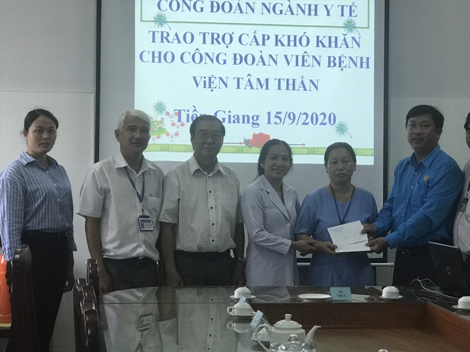 Trợ cấp khó khăn cho công đoàn bị bệnh. Ảnh: K.Q