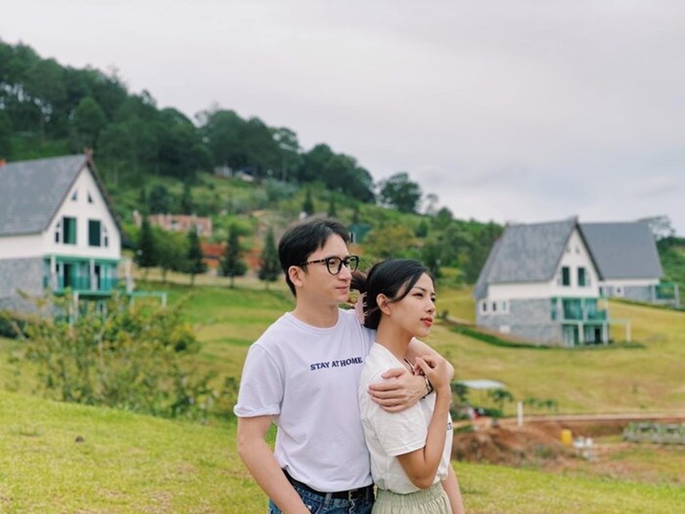 Phan Mạnh Quỳnh và bạn gái. Ảnh: NSCC Phan Mạnh Quỳnh và bạn gái. Ảnh: NSCC