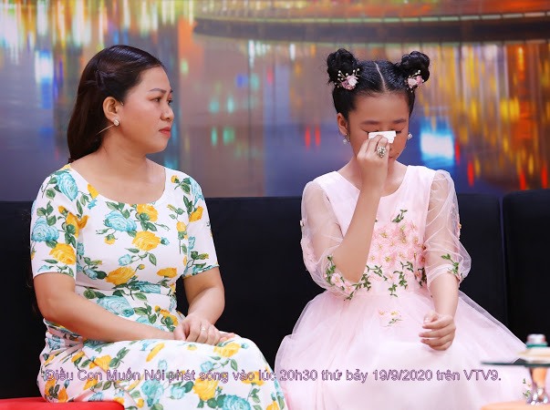 Hai mẹ con bé Bình An tâm sự. Ảnh: CTCC