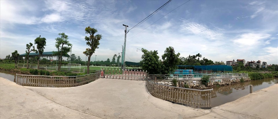 Sân bóng ngang nhiên xây dựng trên đất nông nghiệp. Ảnh: PV