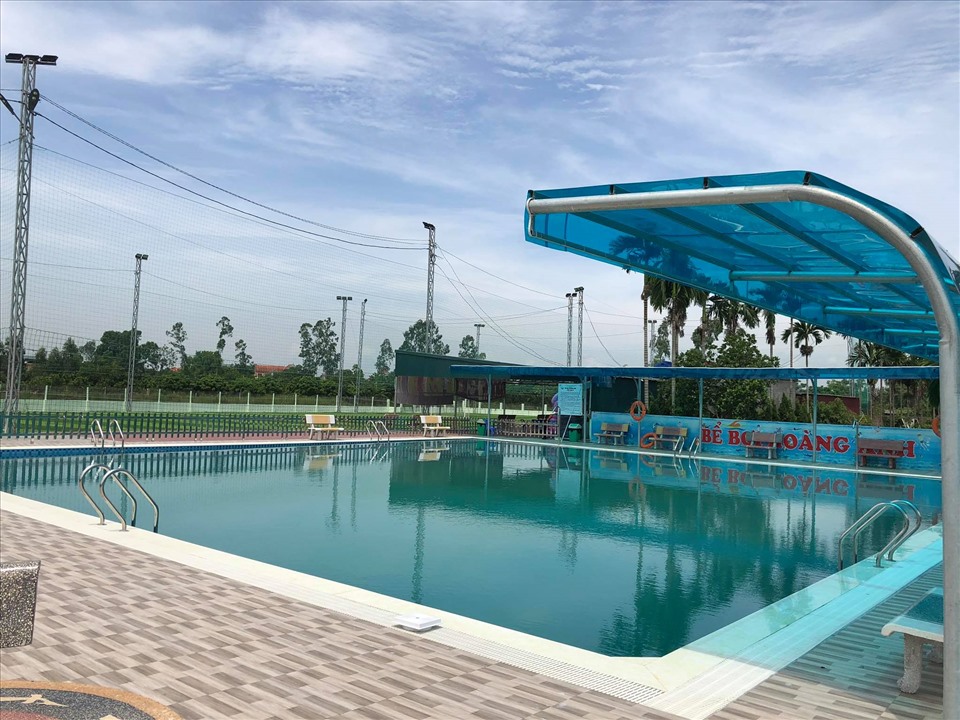 Sân bóng ngang nhiên xây dựng trên đất nông nghiệp. Ảnh: PV