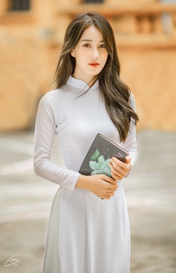 Cô sở hữu vẻ đẹp dịu dàng, thanh lịch. Ảnh: SV