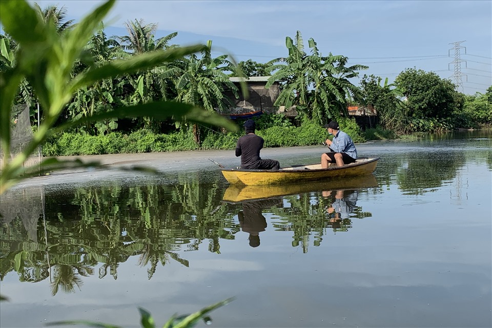 Khác với những môn câu khác như câu đơn, đài khá đơn điệu khi cần thủ phần lớn ngồi một chỗ để câu thì câu lure đòi hỏi người chơi phải vận động liên tục suốt cả quá trình câu. Di chuyển, tìm điểm cá thở, cá nấp để quăng mồi.