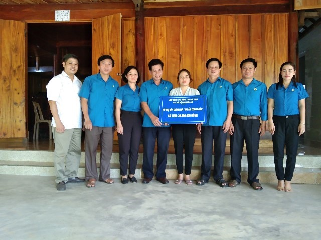 Hỗ trợ 30 triệu đồng cho đoàn viên Đinh Thị Hoài Thương. Ảnh: CĐ.