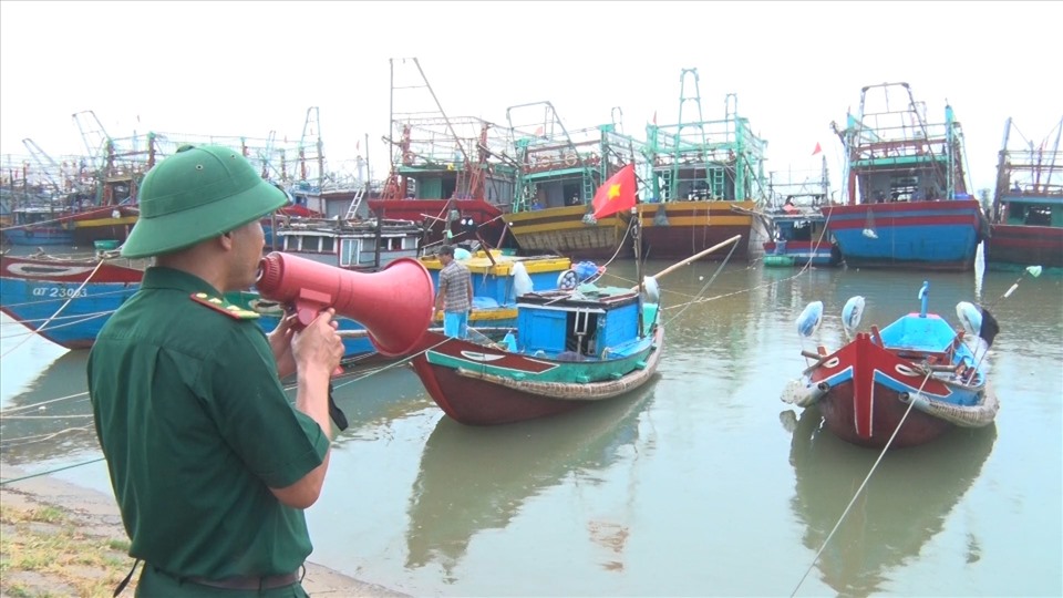 Biên phòng Quảng Trị kêu gọi tàu thuyền neo đậu tránh trú bão. Ảnh: HM.