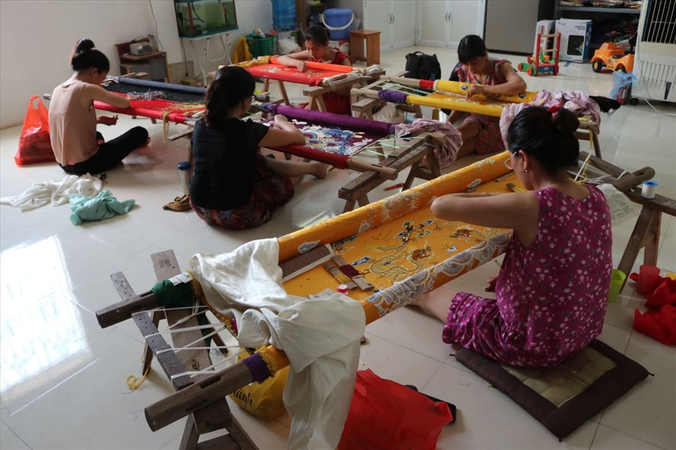UBND TP.Hà Nội đã công nhận nghề thêu phục chế ở làng Đông Cứu vào danh mục Di sản văn hóa phi vật thể quốc gia năm 2016. Ảnh: Lan Nhi