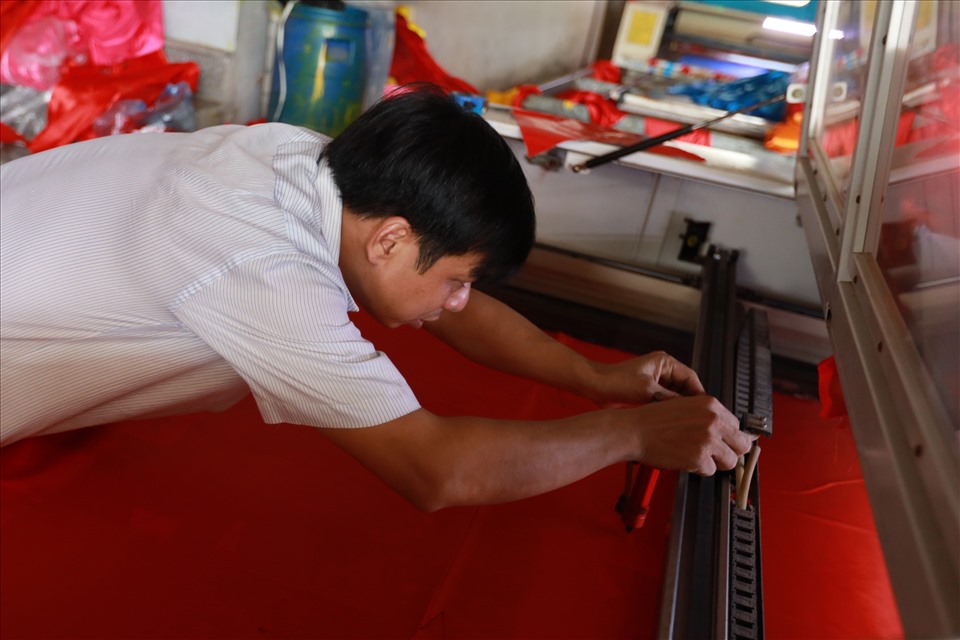 Máy cắt hình điều khiển bằng máy vi tính. Ảnh: Hải Vương