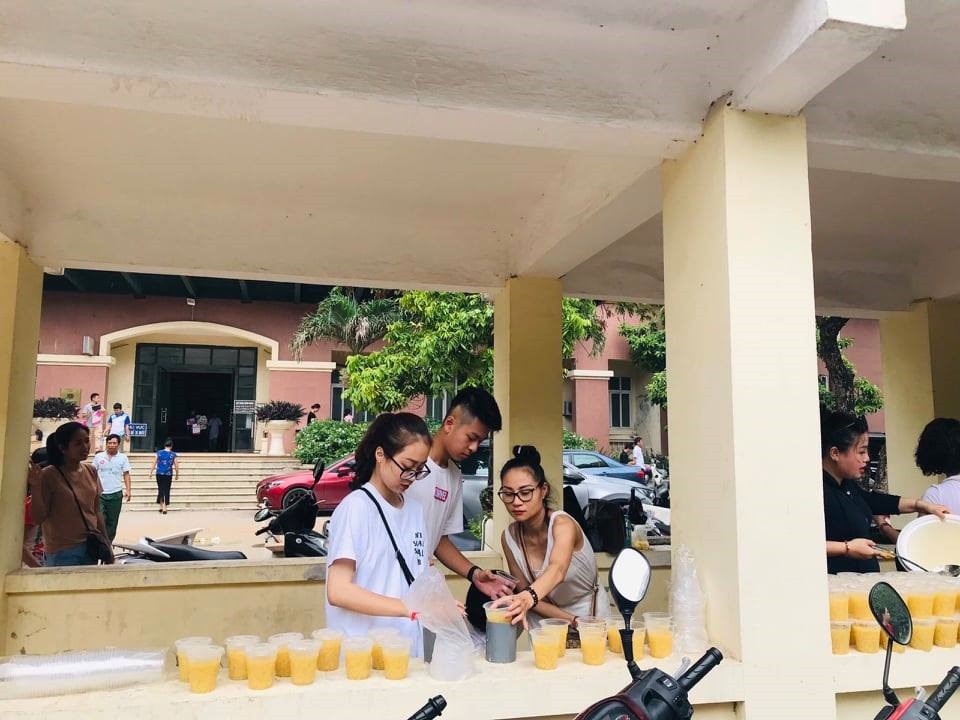 Ngoài giờ học, cô nữ sinh luôn tranh thủ giúp đỡ những hoàn cảnh éo le.