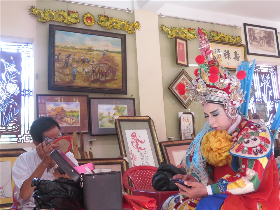 Một số hình ảnh các nghệ sĩ trang điểm trước khi nhập vai. Ảnh: A.T