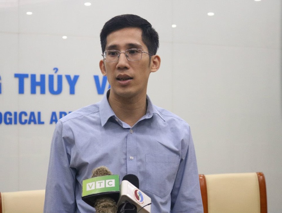 Ông Trần Quang Năng phân tích về bão số 5. Ảnh: Tuyết Trinh.