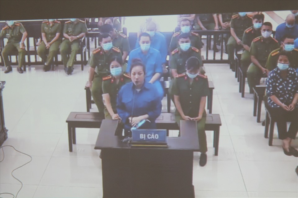 Bị cáo Nguyễn Thị Dương (vợ Đường Nhuệ) có mặt tại phiên tòa. Ảnh MD