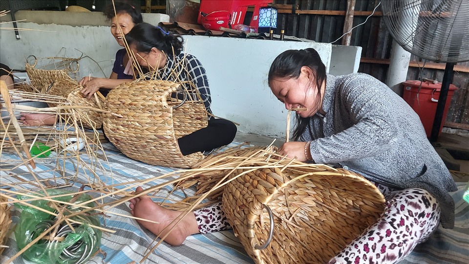 Nhân công làm việc tại cơ sở của chị Thoa luôn rộn ràng tiếng cười, giúp đỡ nhau trong cuộc sống. Ảnh: PV