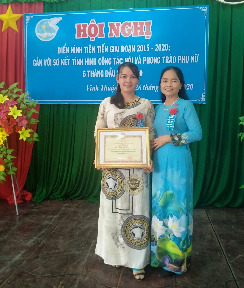 Nhận được nhiều giấy khen nhưng niềm vui lớn nhất của chị Thoa (bên trái) chính là giúp được nhiều chị em phụ nữ ở địa phương mình. Ảnh: PV