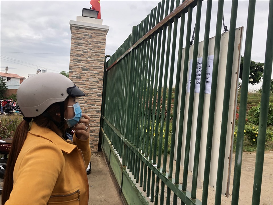 Sáng 17.9 công ty đóng cửa không cho công nhân vào và treo thông báo tạm nghỉ. Ảnh:Phương Linh