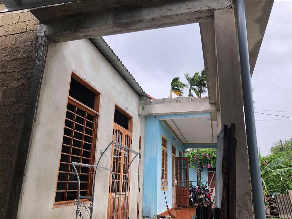 1 nhà dân bị tốc mái do bão số 5. Ảnh: PĐ.