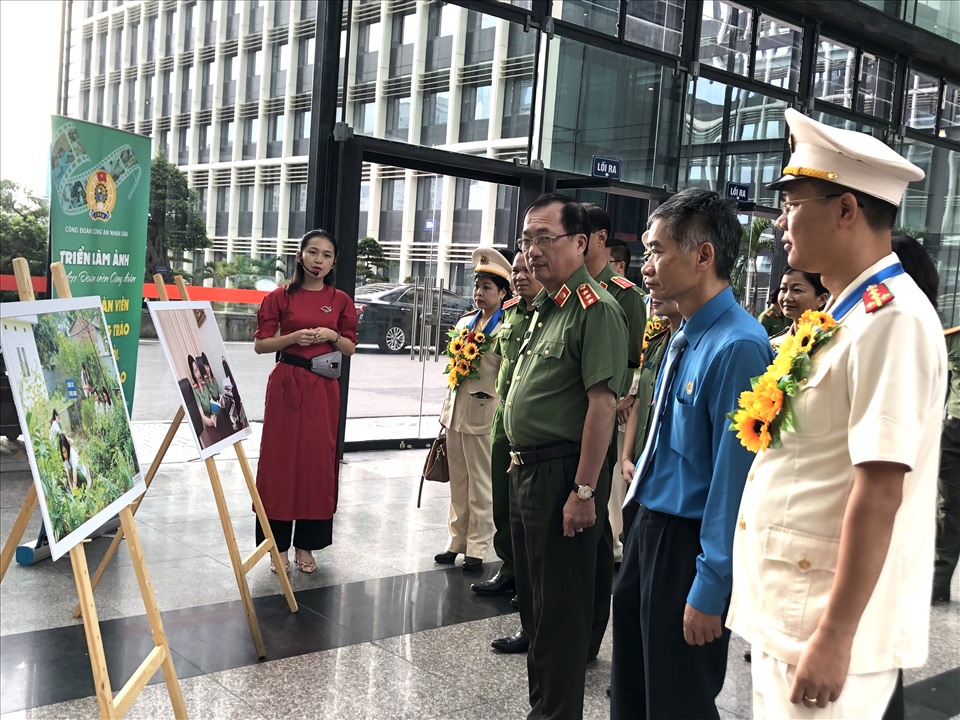 Lãnh đạo Bộ Công an và Tổng LĐLĐVN tham quan triển lãm ảnh “Nét đẹp đoàn viên Công đoàn Công an Nhân dân“. Ảnh: Việt Lâm