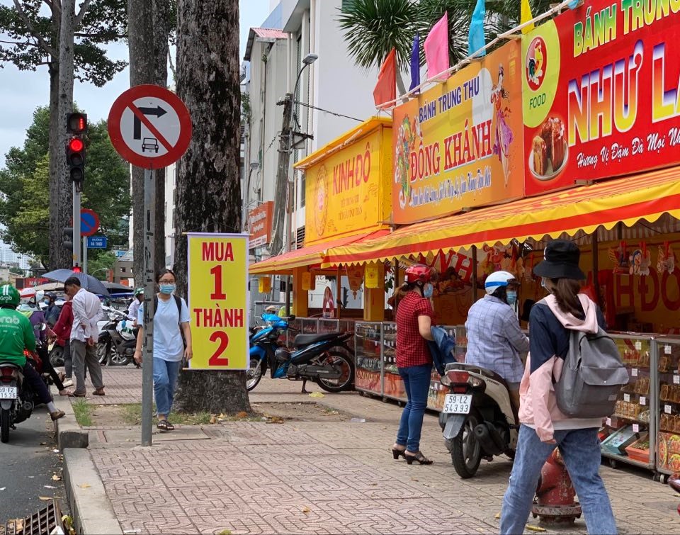 Các cửa hàng bán bánh Trung thu đều để biển khuyến mãi. Ảnh: Ngọc Lê