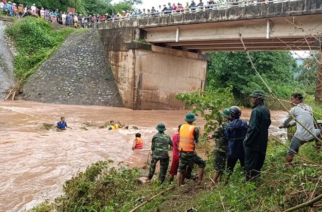 The forces spread nets over the stream to find the missing victim.  Photo: Hung Tho.