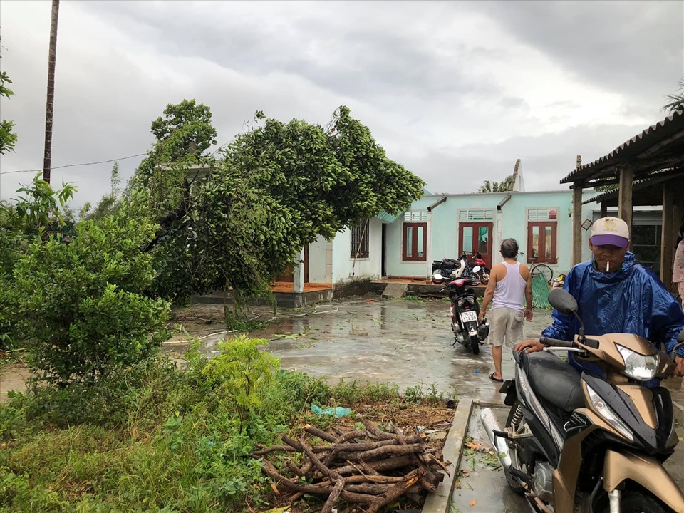 According to statistics, at present, Thua Thien Hue has 1 person dead, 23 people injured, including 2 seriously injured, 1,664 houses with a roof and 3 houses in Phu Loc district collapsed.