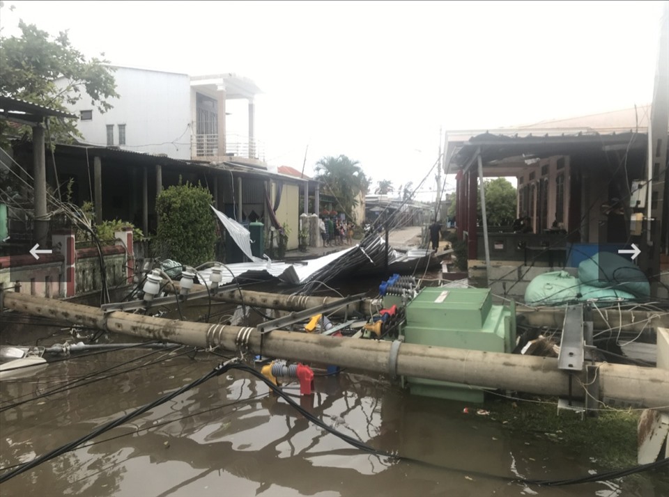 Mr. Nguyen Dai Phuc, Deputy Director of the Thua Thien-Hue Electricity Company, said that the storms have caused a lot of damage to the electrical system, in many areas with power failures.  At approximately 9:00 AM, when the storm landed, strong winds caused the transformer station to collapse on Hoang Sa Street, Thuan An (Thua Thien Hue) City.  Currently, this company is concentrating all its forces to solve the problems.