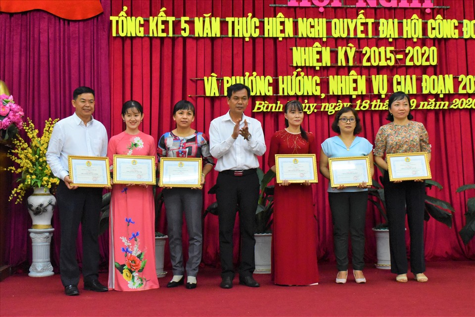 Trao bằng khen cho các cá nhân có thành tích xuất sắc . Ảnh: Thành Nhân