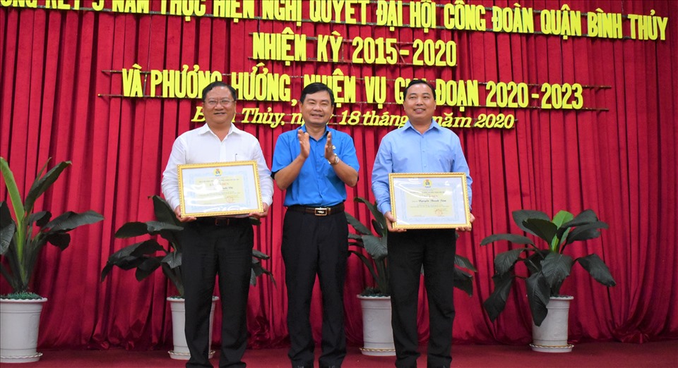 Trao bằng khen cho các cá nhân có thành tích xuất sắc . Ảnh: Thành Nhân