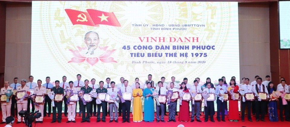 Vinh danh 45 “Công dân Bình Phước tiêu biểu thế hệ 1975". Ảnh: Cổng thông tin điện tử tỉnh Bình Phước. Vinh danh 45 “Công dân Bình Phước tiêu biểu thế hệ 1975". Ảnh: Cổng thông tin điện tử tỉnh Bình Phước.