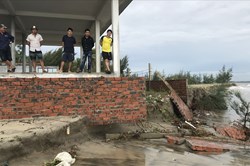 Ảnh hưởng bão số 5, bờ biển Quảng Nam sạt lở nghiêm trọng