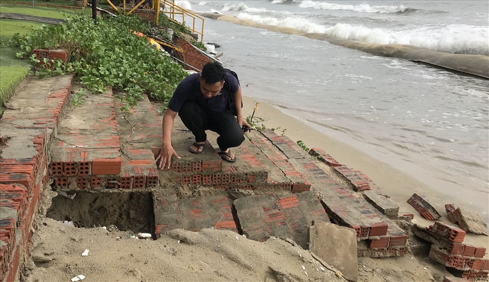 Tại đoạn bờ kè phía Bắc bãi tắm Cửa Đại (TP.Hội An) trước sức công phá dữ dội của sóng biển,nước biển tràn qua đê chắn được dựng lên từ hàng trăm bao cát lớn, đánh sâu vào bờ là sập bậc thềm bằng gạch dẫn lối xuống biển.