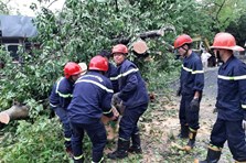 Công an Thừa Thiên Huế xuống đường khắc phục hậu quả bão số 5