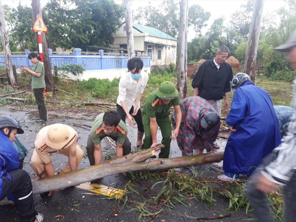 Qua kiểm tra, Đại tá Lê Văn Vũ - Phó Giám đốc Công an tỉnh Thừa Thiên Huế đã yêu cầu lực lượng các đơn vị nhanh chóng thu dọn cây xanh gãy đổ, bố trí cán bộ chiến sĩ túc trực tại các tuyến đường xung yếu để cảnh báo người dân, điều tiết giao thông và đảm bảo an toàn giao thông.