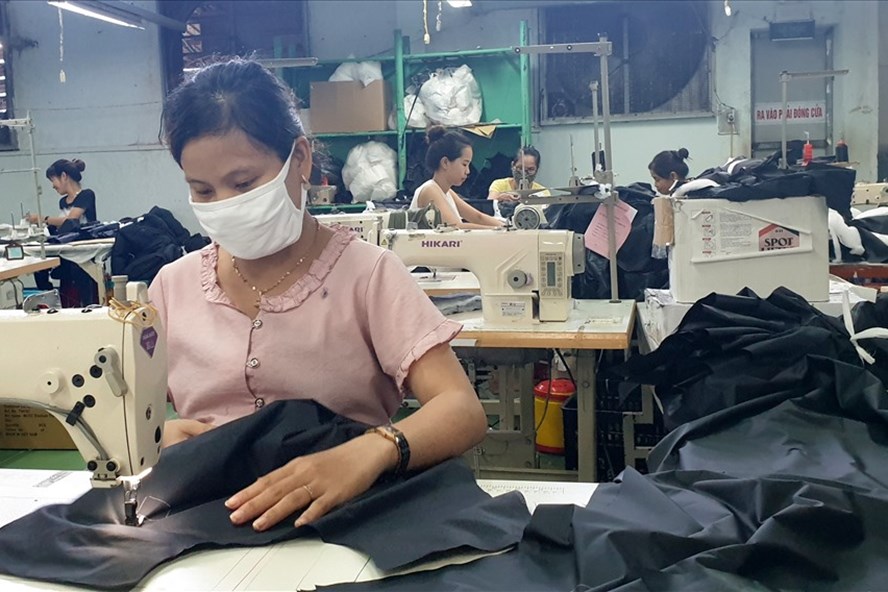 Do ảnh hưởng dịch COVID-19, Công ty cổ phần May Quảng Trị gặp khó nên nợ BHXH, làm ảnh hưởng đến quyền lợi của người lao động. Ảnh: Hưng Thơ.