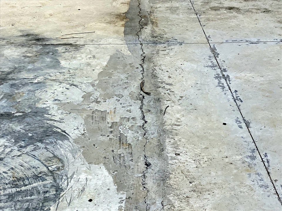 Sân Trường THPT Quang Trung chằng chịt các vết nứt nẻ. ẢNH: BẢO LÂM