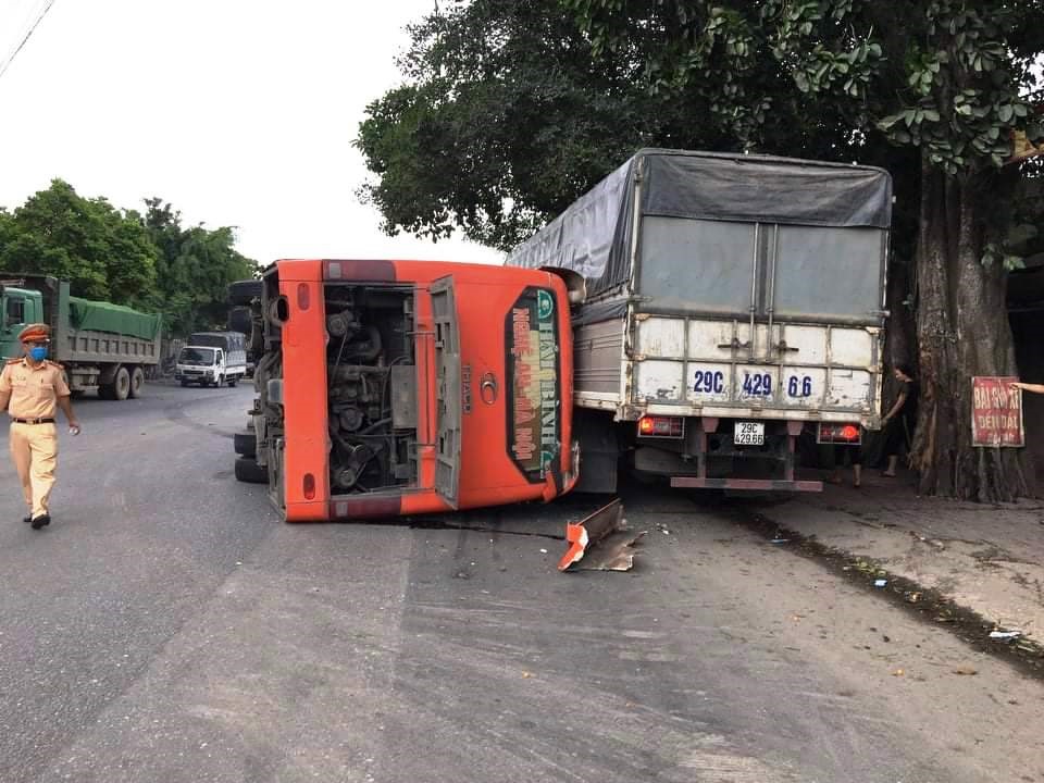 Chiếc xe khách bị lật nghiêng sau khi gây tai nạn liên hoàn. Ảnh: NT