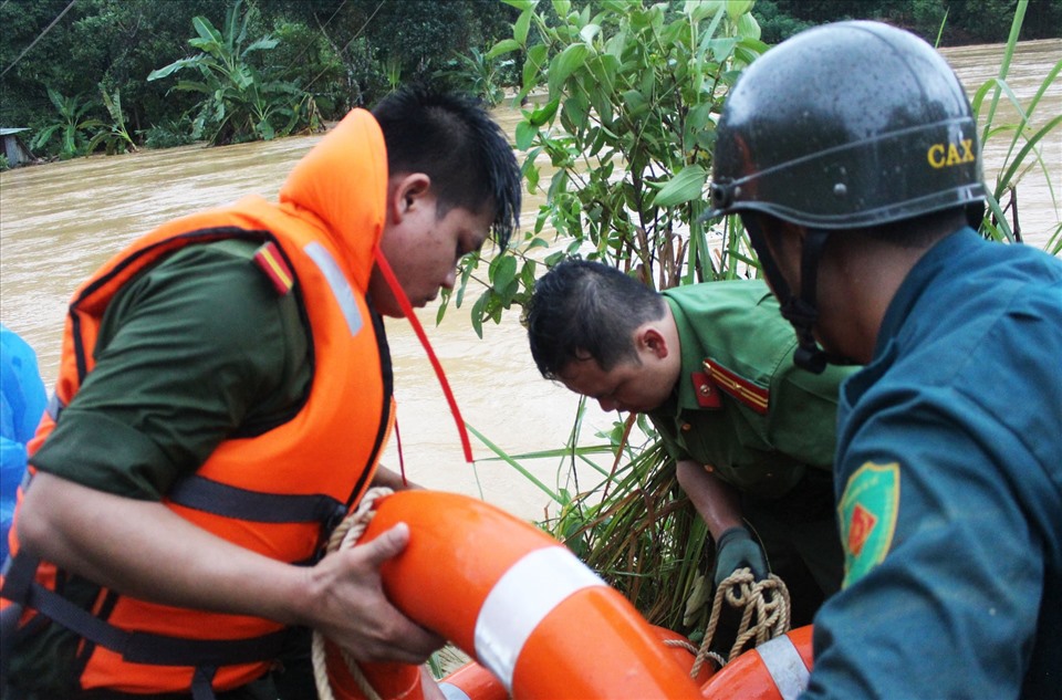 Lực lượng chức năng “lao” ra giữa dòng nước lũ cứu nạn nhân. Ảnh: Người da đỏ