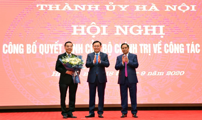 Thay mặt Đảng bộ, Nhân dân TP, Bí thư Thành uỷ Hà Nội Vương Đình Huệ đã chúc mừng ông Chu Ngọc Anh. Ảnh: P. Hùng
