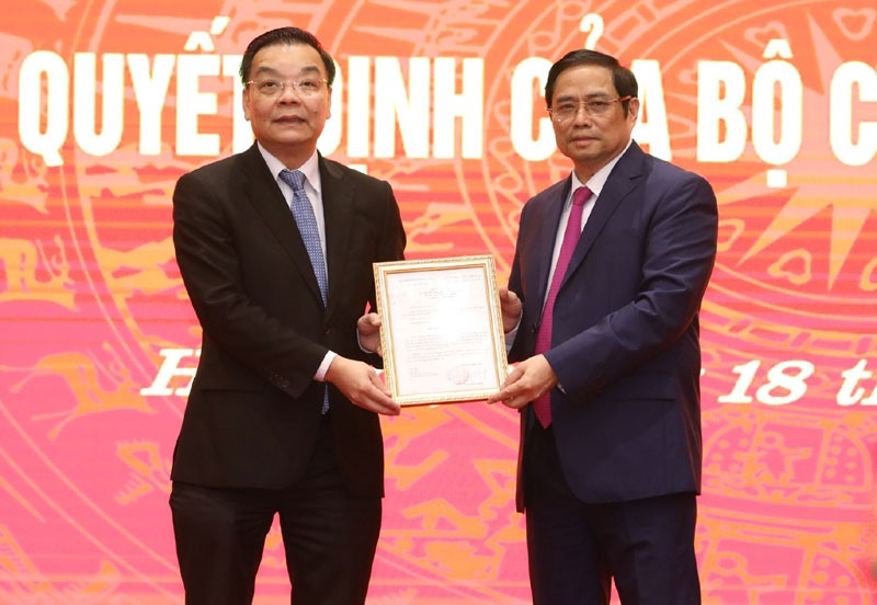 Thay mặt Bộ Chính trị, Trưởng Ban Tổ chức T.Ư Phạm Minh Chính đã trao Quyết định cho ông Chu Ngọc Anh. Ảnh: P.Hùng